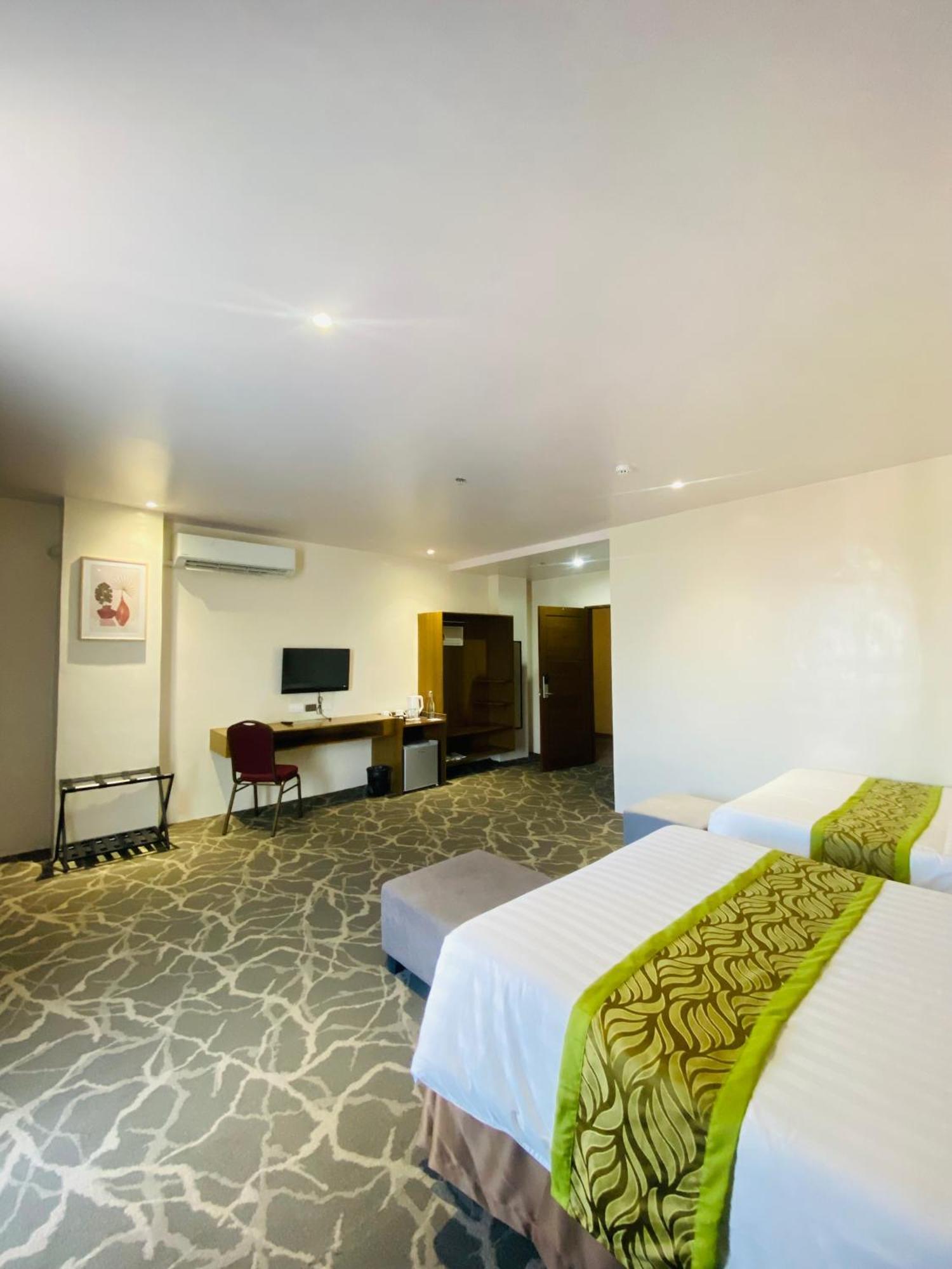 Maxi Hotel And Event Center Tagbilaran Extérieur photo
