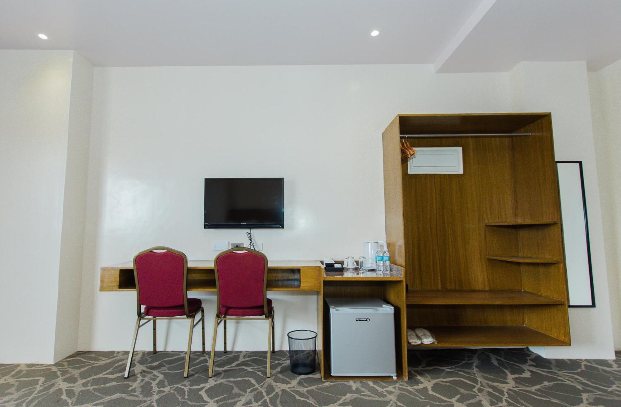 Maxi Hotel And Event Center Tagbilaran Extérieur photo