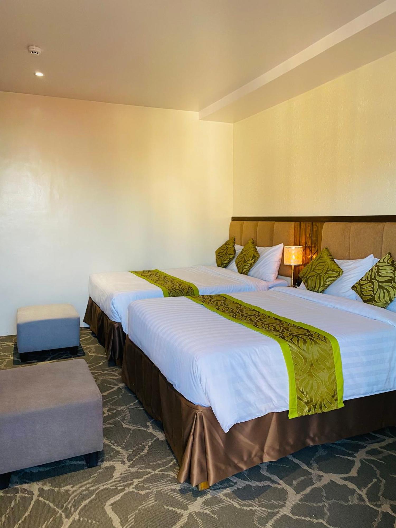 Maxi Hotel And Event Center Tagbilaran Extérieur photo