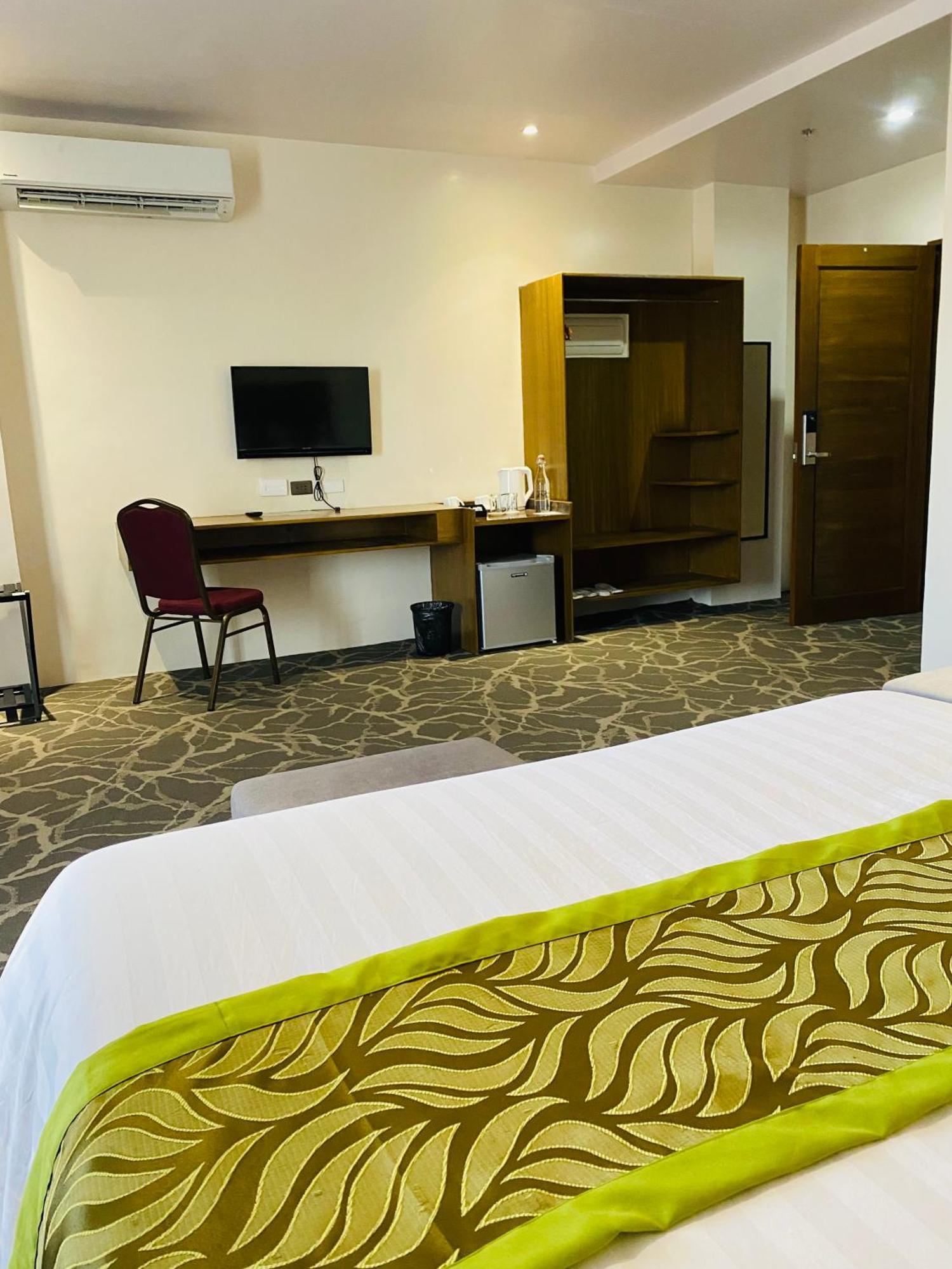 Maxi Hotel And Event Center Tagbilaran Extérieur photo