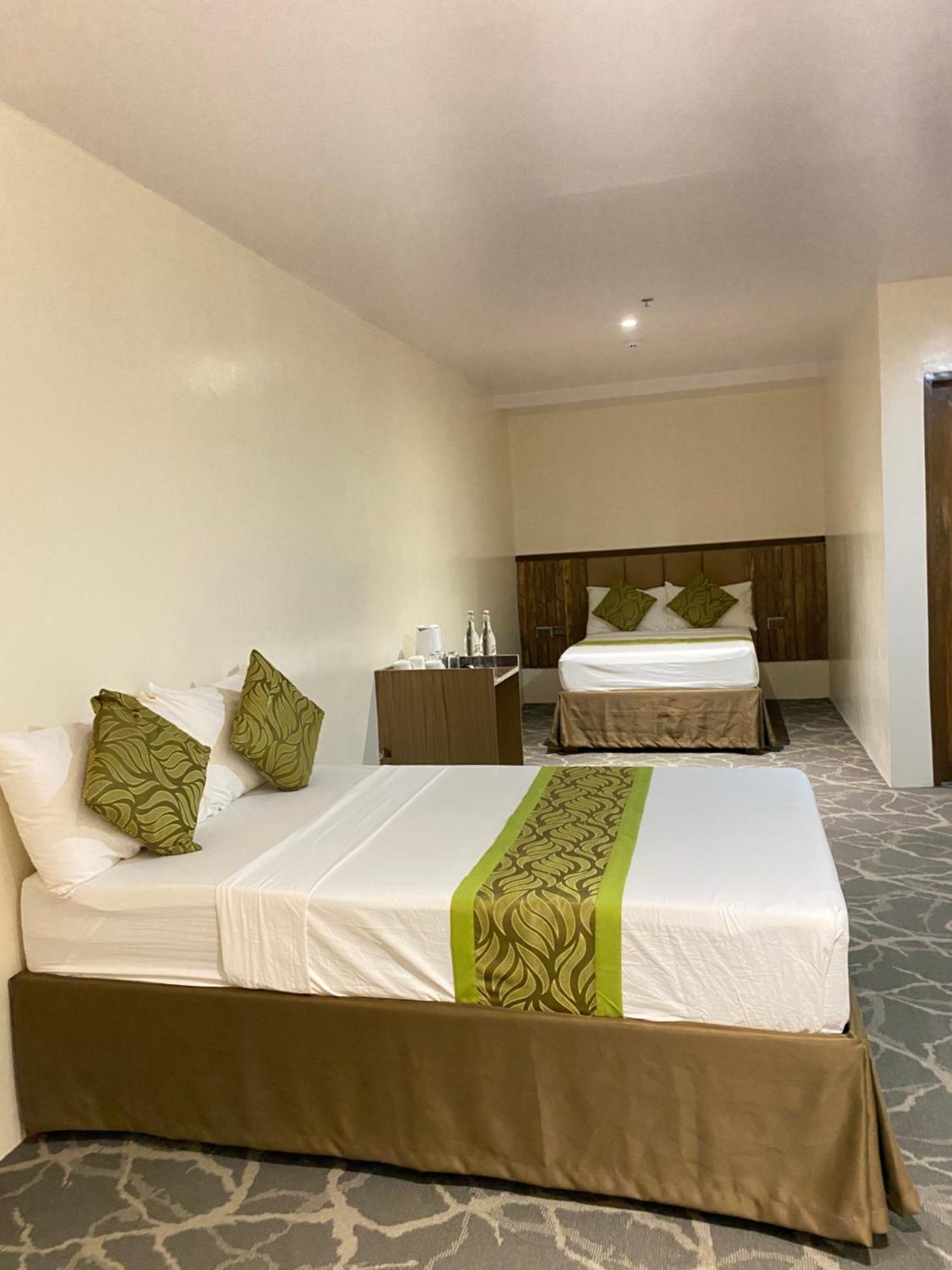 Maxi Hotel And Event Center Tagbilaran Extérieur photo