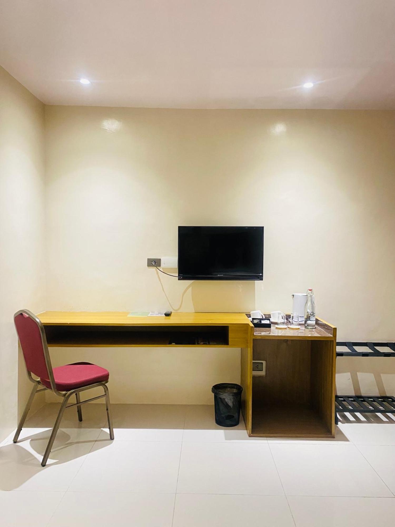 Maxi Hotel And Event Center Tagbilaran Extérieur photo