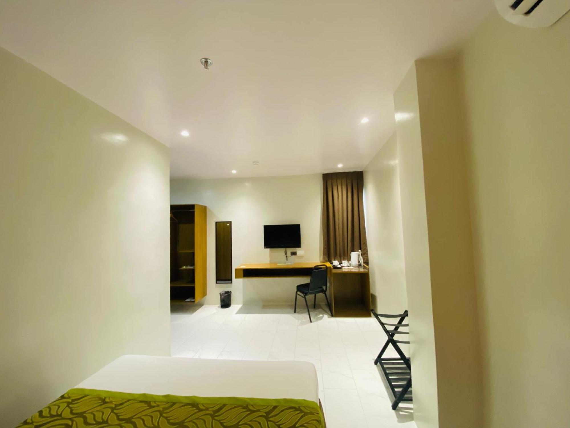 Maxi Hotel And Event Center Tagbilaran Extérieur photo