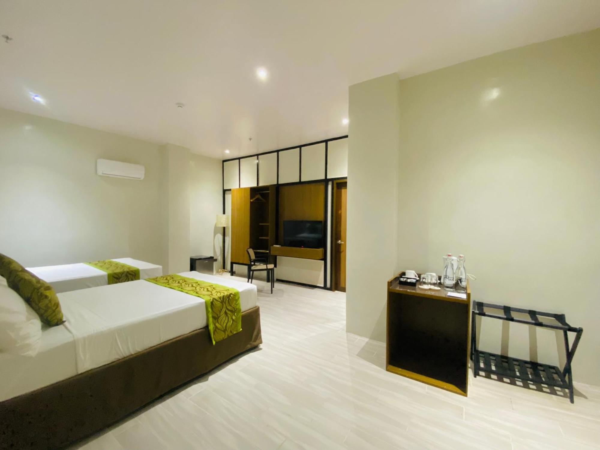 Maxi Hotel And Event Center Tagbilaran Extérieur photo
