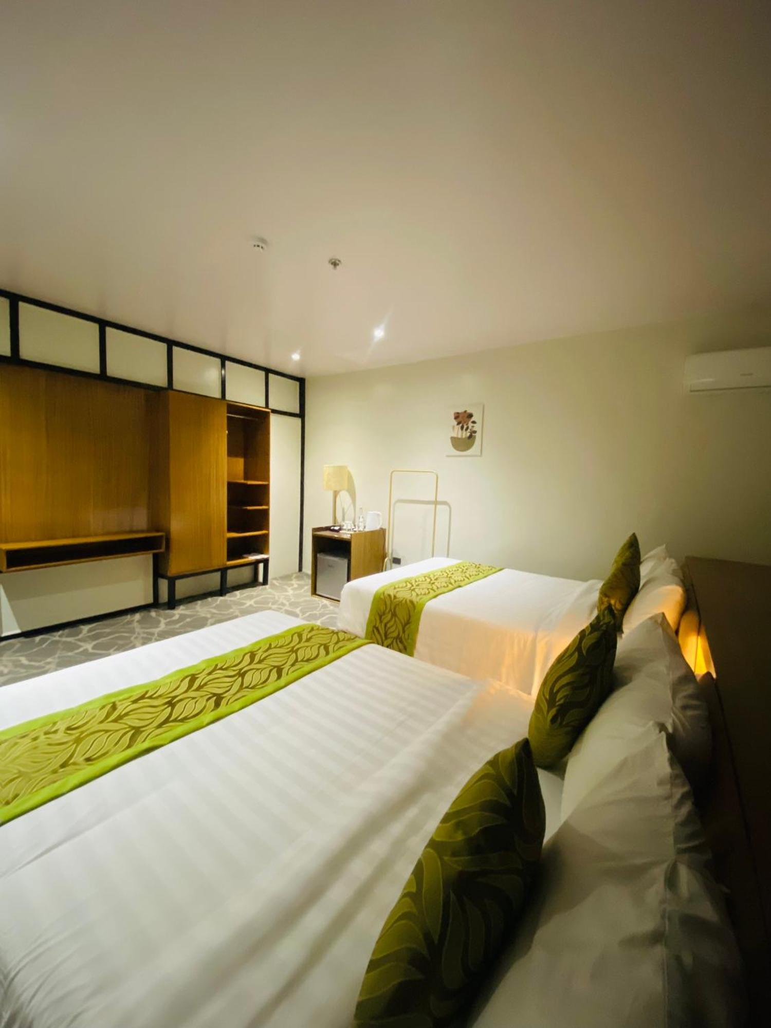 Maxi Hotel And Event Center Tagbilaran Extérieur photo