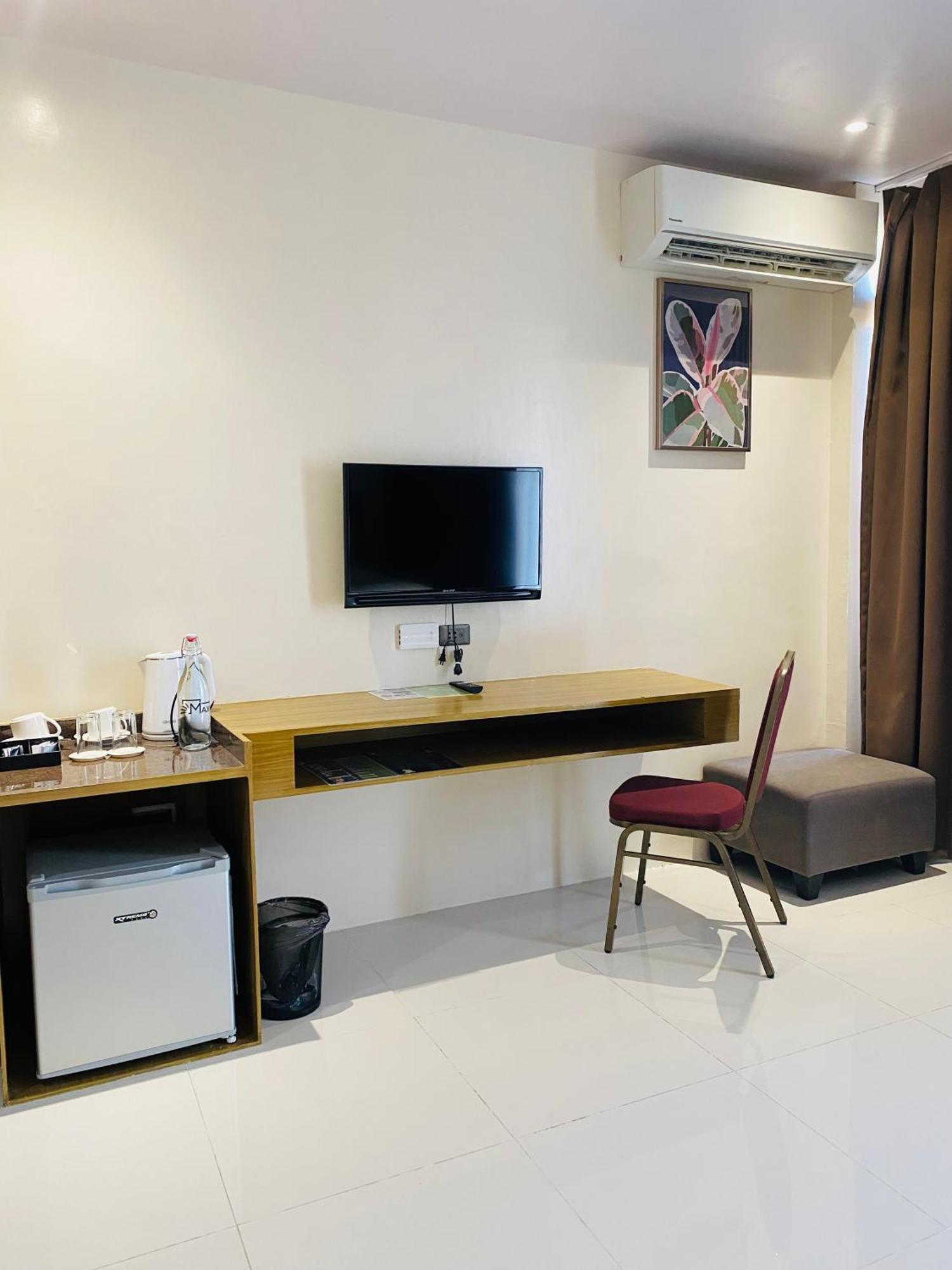 Maxi Hotel And Event Center Tagbilaran Extérieur photo