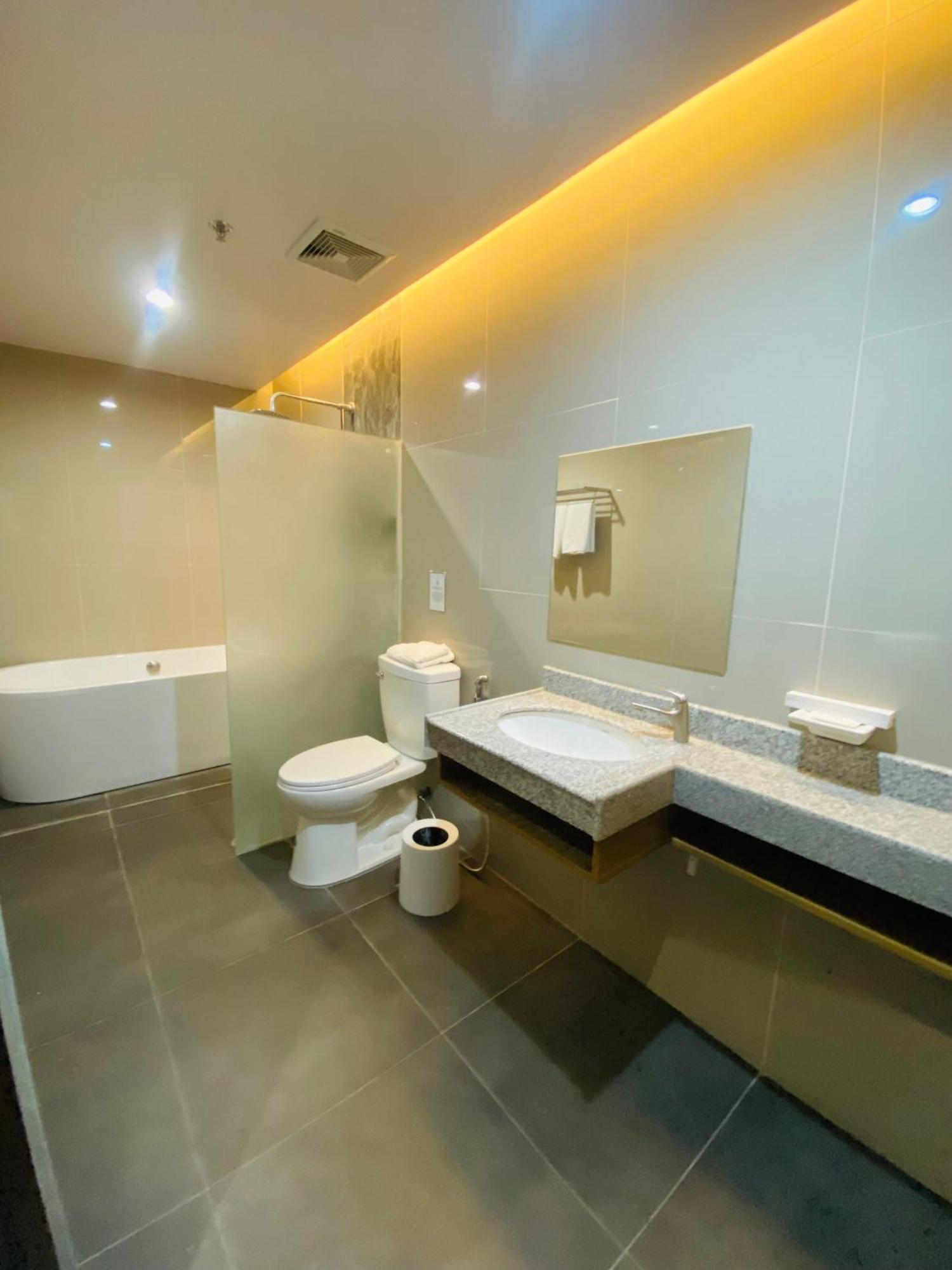 Maxi Hotel And Event Center Tagbilaran Extérieur photo