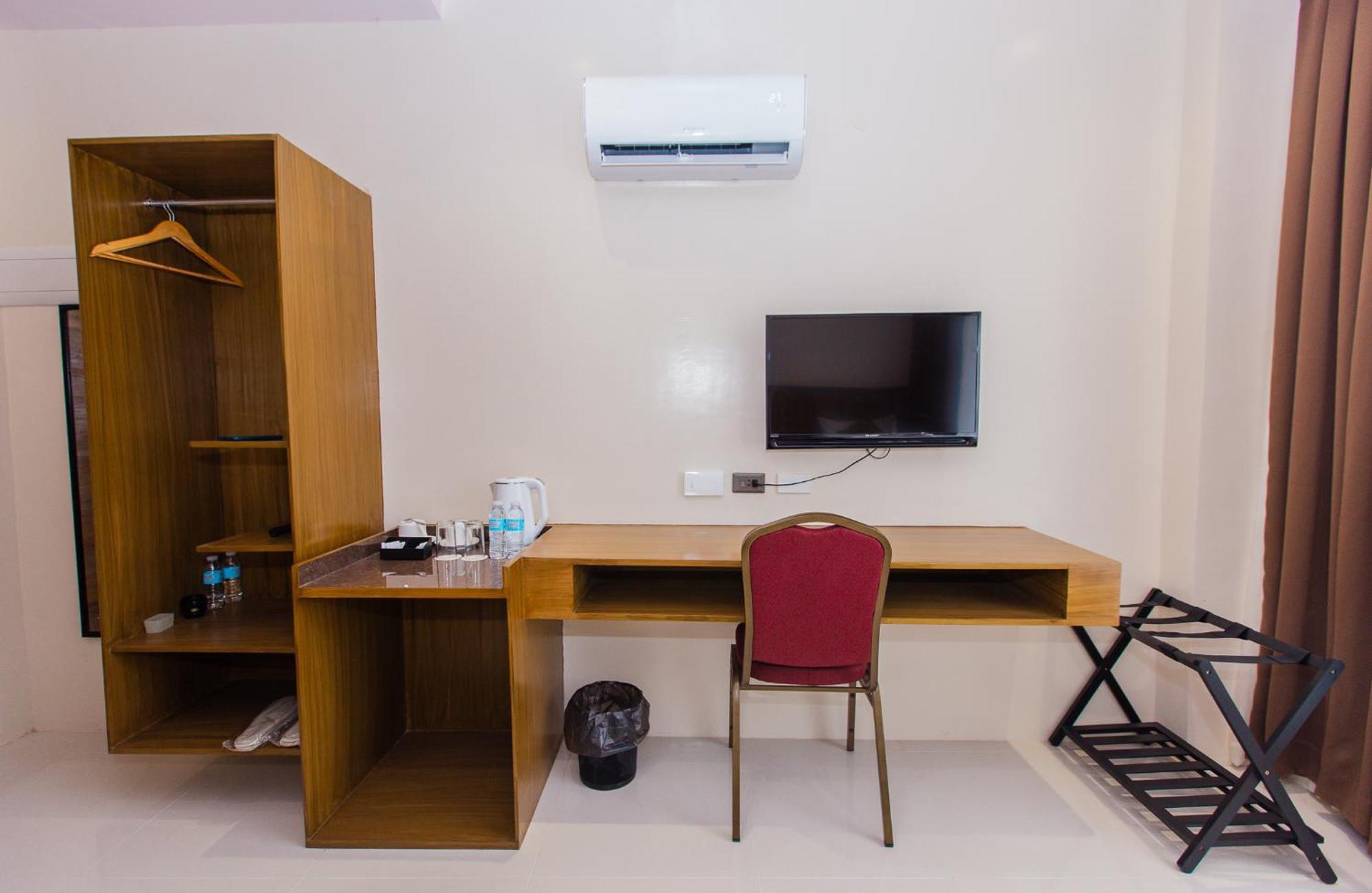 Maxi Hotel And Event Center Tagbilaran Extérieur photo