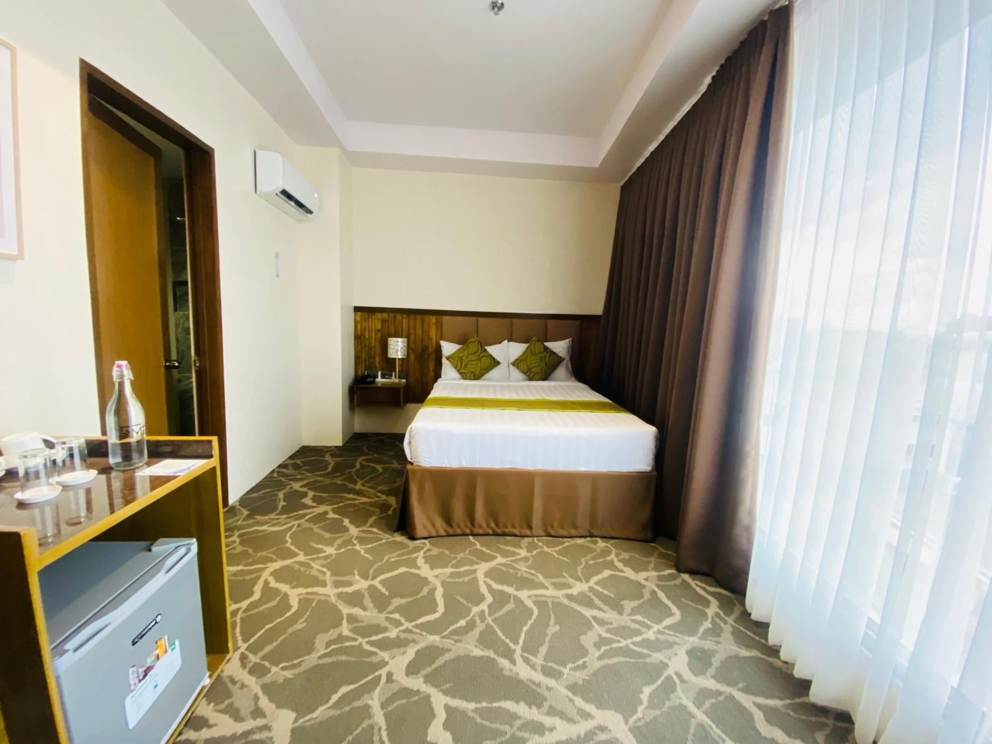 Maxi Hotel And Event Center Tagbilaran Extérieur photo