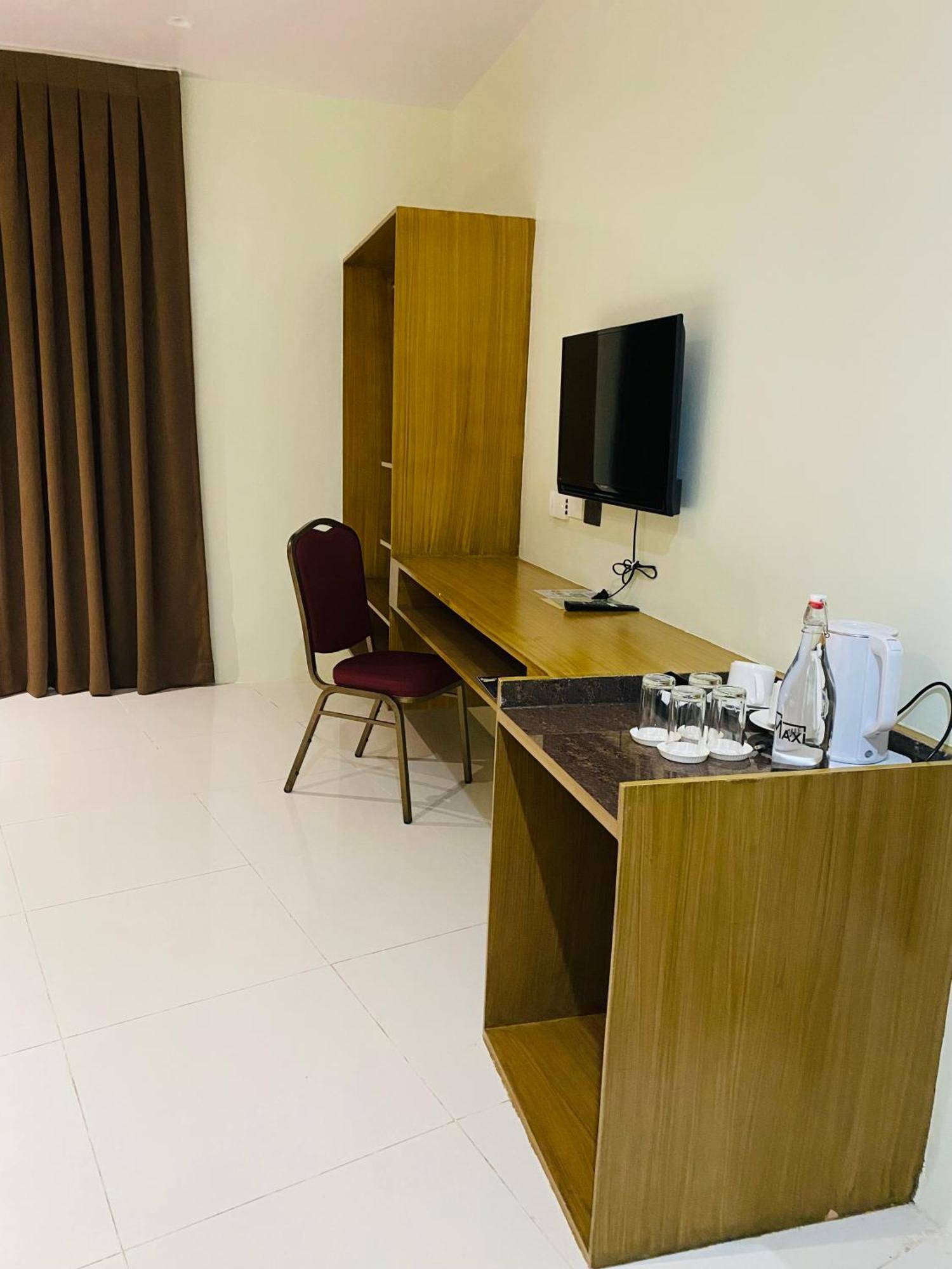 Maxi Hotel And Event Center Tagbilaran Extérieur photo